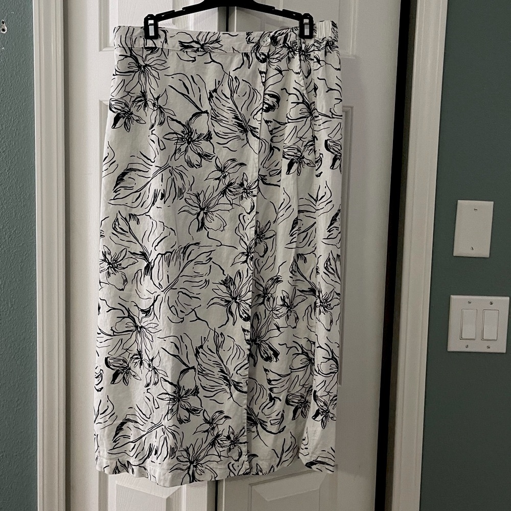 Joie Black and White Floral Midi Skirt, linen blend. Size Lg. Wrap skirt. EUC